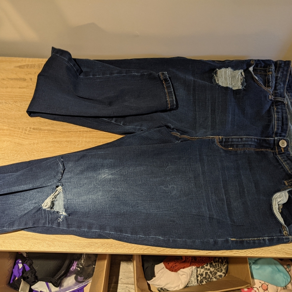 Reitmans sz 18 skinny jeans w ripped details